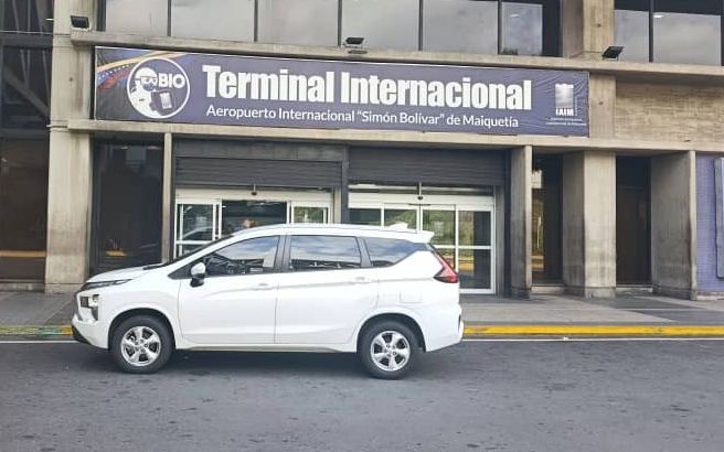 Mitsubishi Xpander frente a la Terminal Internacional de Maiquetía